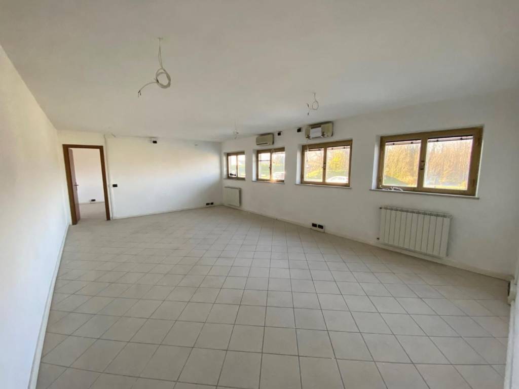 negozio in vendita a Capannori in zona Guamo