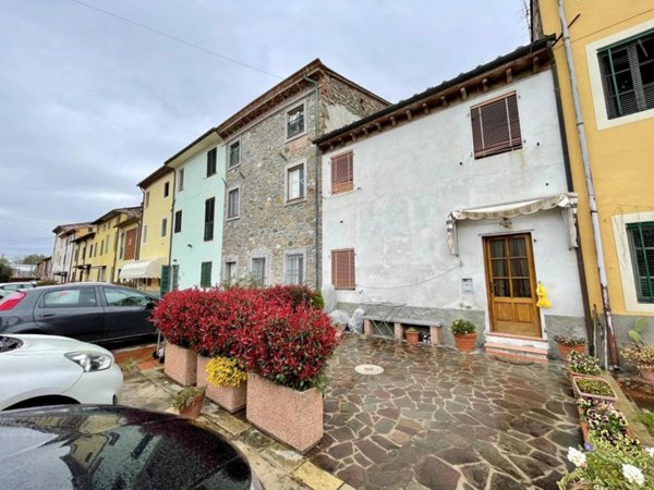 casa indipendente in vendita a Capannori in zona Lammari