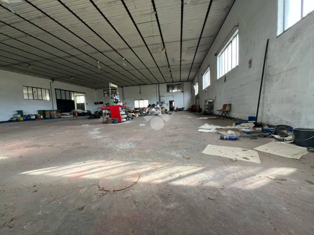 locale di sgombero in vendita a Capannori in zona Lammari