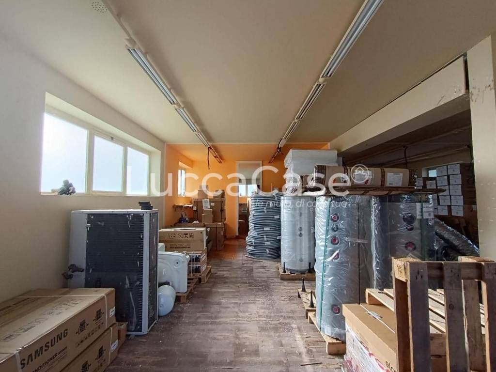 negozio in vendita a Capannori in zona Guamo