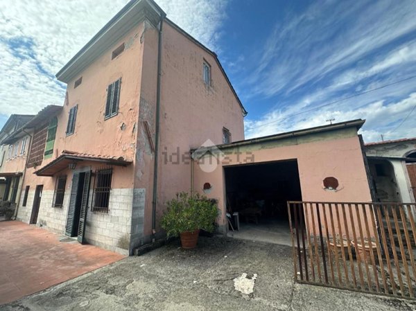 quadrivano in vendita a Capannori in zona Lunata