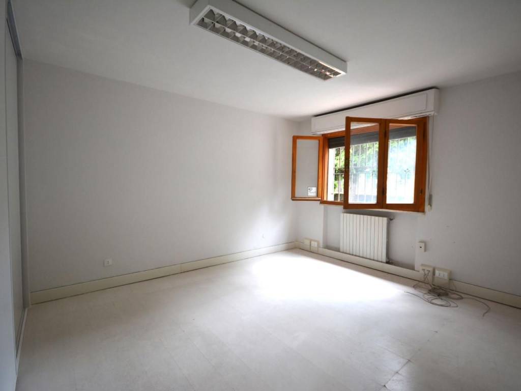 ufficio in vendita a Capannori in zona Lunata