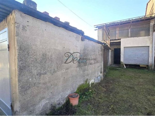 casale in vendita a Capannori in zona Lunata