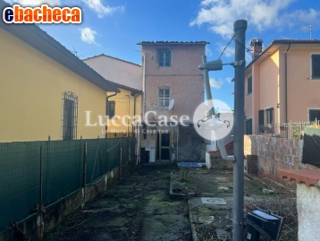 casa indipendente in vendita a Capannori in zona Marlia