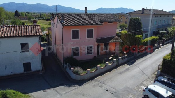 casa indipendente in vendita a Capannori in zona Marlia