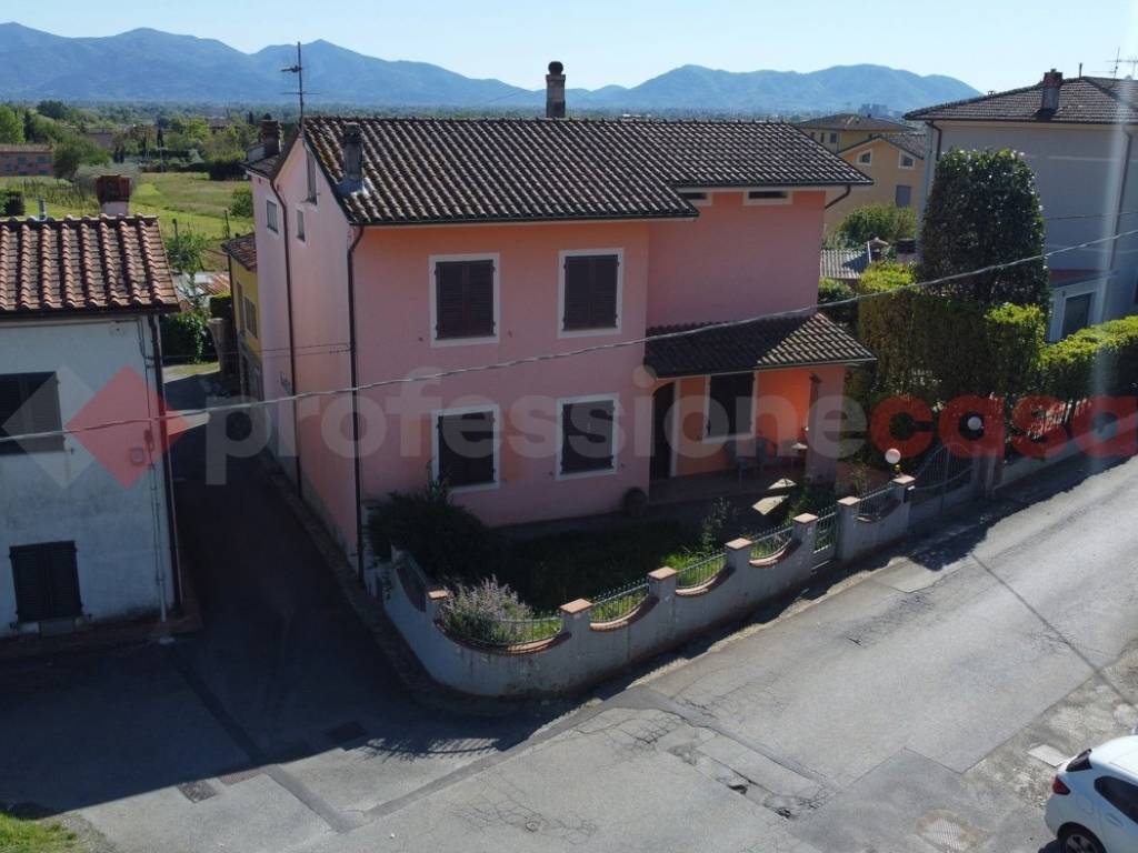 casa indipendente in vendita a Capannori in zona Marlia