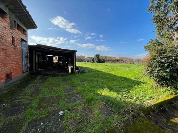 intera palazzina in vendita a Capannori in zona Lammari