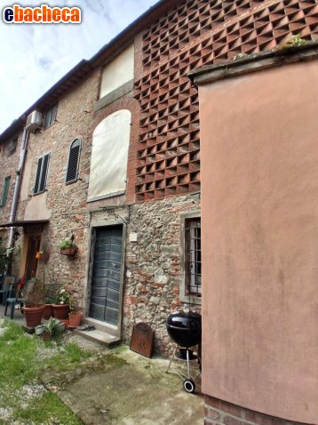 casa indipendente in vendita a Capannori in zona Marlia