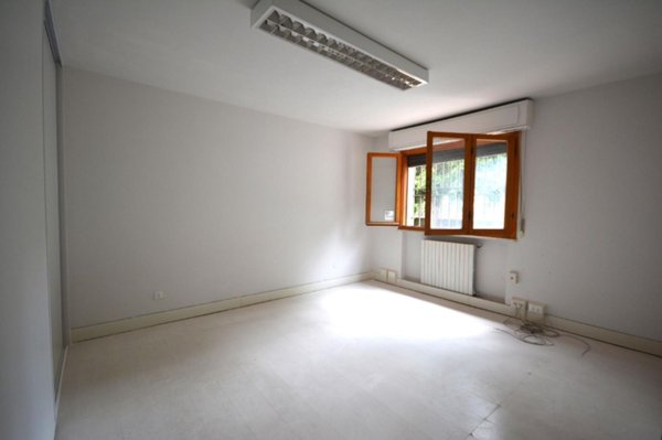 ufficio in vendita a Capannori in zona Lunata