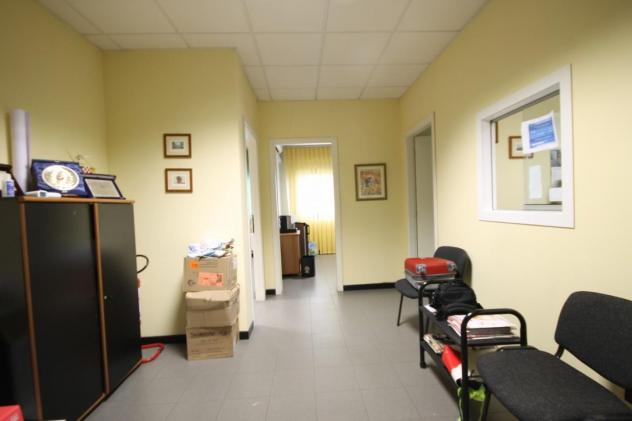 ufficio in vendita a Capannori in zona Lammari