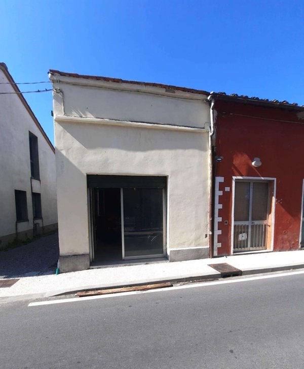 locale di sgombero in vendita a Capannori