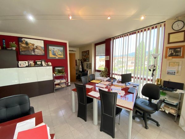 ufficio in vendita a Capannori in zona Marlia