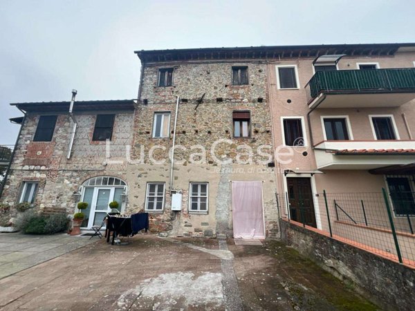 intera palazzina in vendita a Capannori in zona Lammari