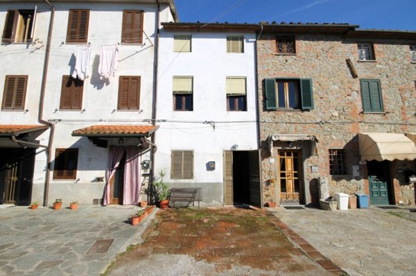 casa indipendente in vendita a Capannori in zona Segromigno in Monte