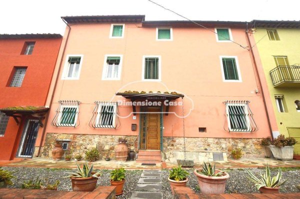 intera palazzina in vendita a Capannori in zona Castelvecchio di Compito