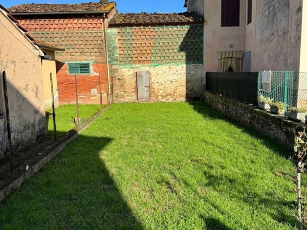 casale in vendita a Capannori in zona Lammari