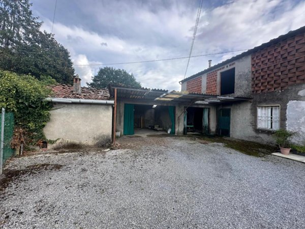 casale in vendita a Capannori in zona Marlia