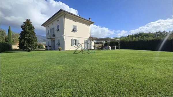 villa in vendita a Capannori in zona Lunata