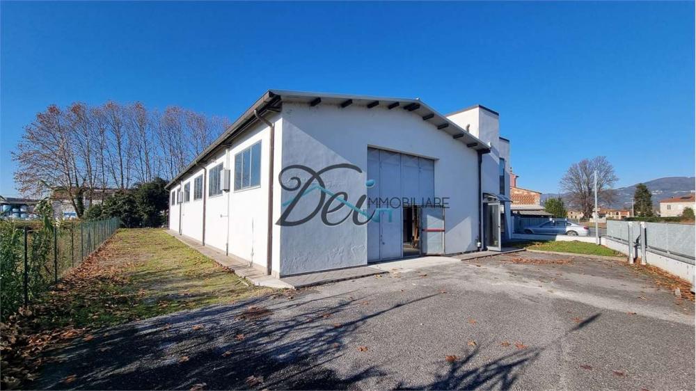 locale di sgombero in vendita a Capannori in zona Marlia