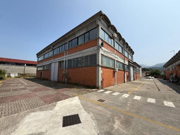 locale commerciale in vendita a Capannori in zona Vorno