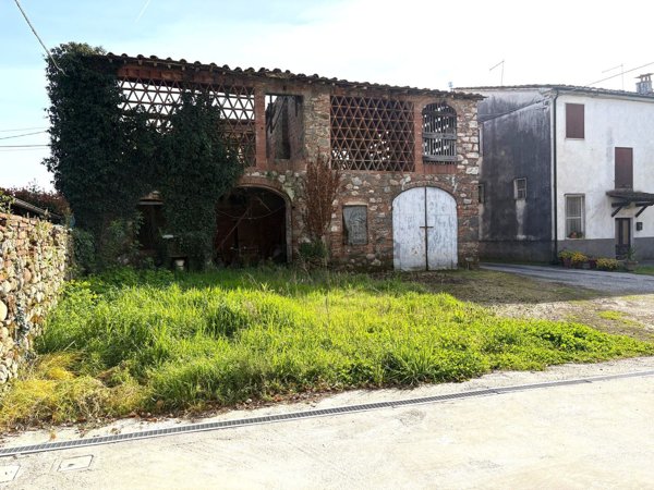 esavano in vendita a Capannori in zona Lammari