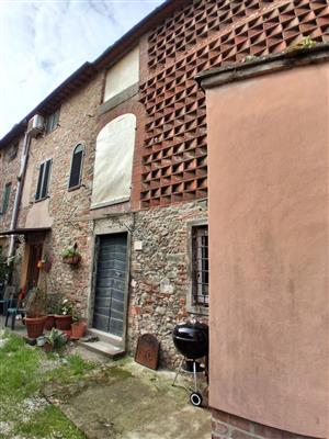 casa indipendente in vendita a Capannori in zona Marlia