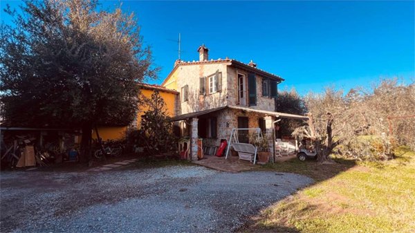 casa semindipendente in vendita a Capannori in zona Marlia
