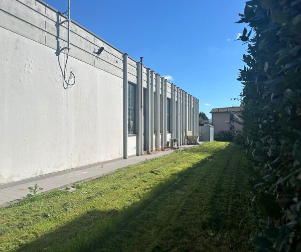 locale commerciale in vendita a Capannori in zona Lammari