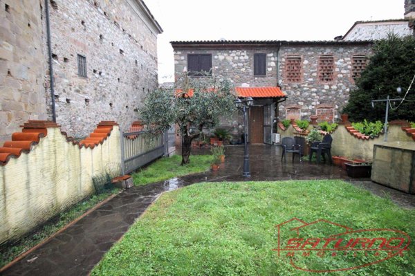 intera palazzina in vendita a Capannori in zona Lammari