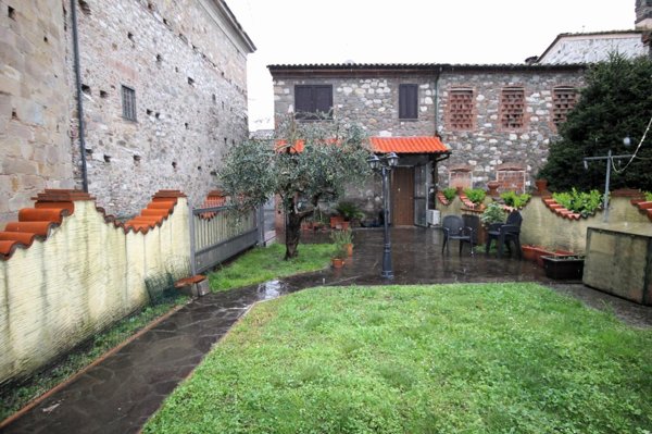 intera palazzina in vendita a Capannori in zona Lammari