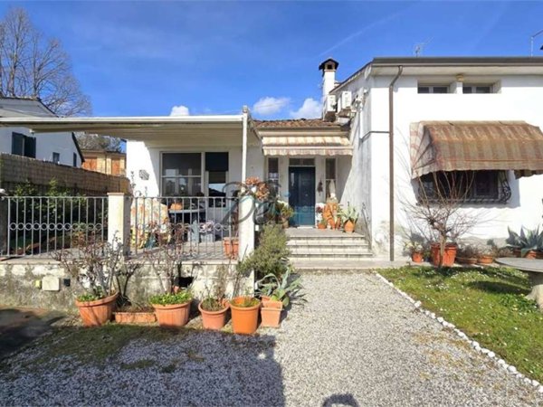 casa indipendente in vendita a Capannori in zona Lunata