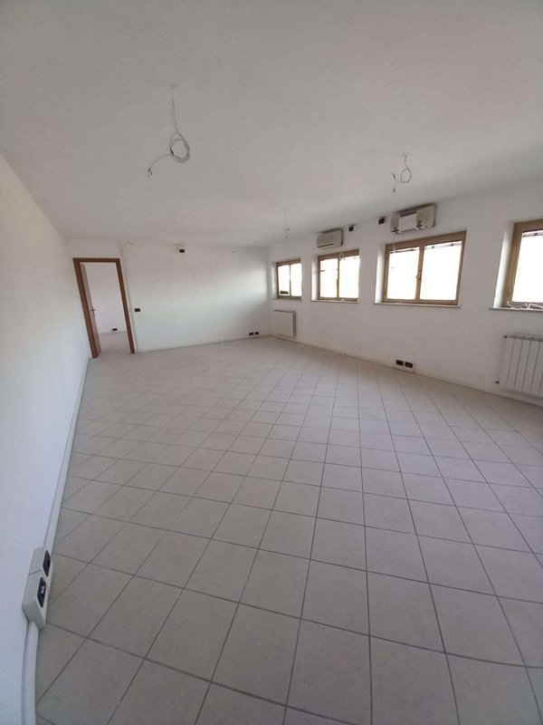 ufficio in vendita a Capannori in zona Guamo