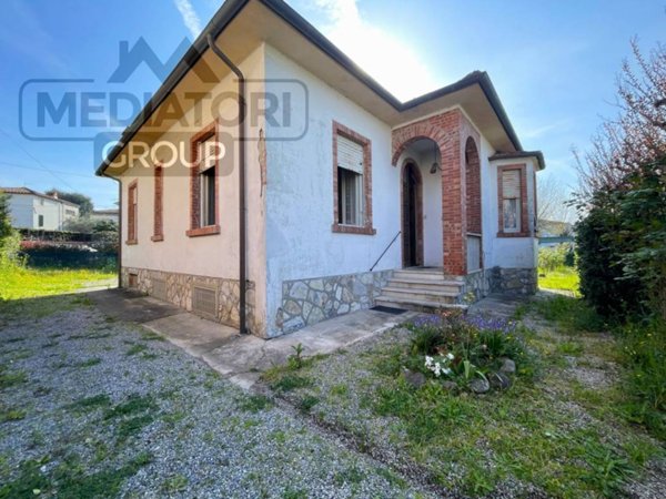 casa indipendente in vendita a Capannori in zona Marlia