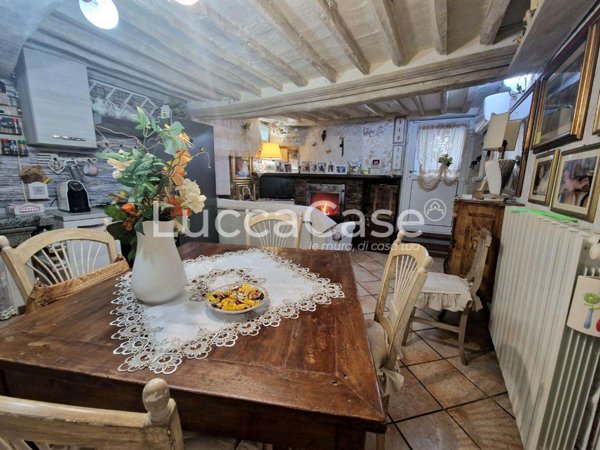 intera palazzina in vendita a Capannori in zona Castelvecchio di Compito