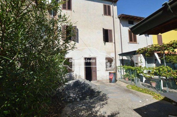 intera palazzina in vendita a Capannori in zona Lunata