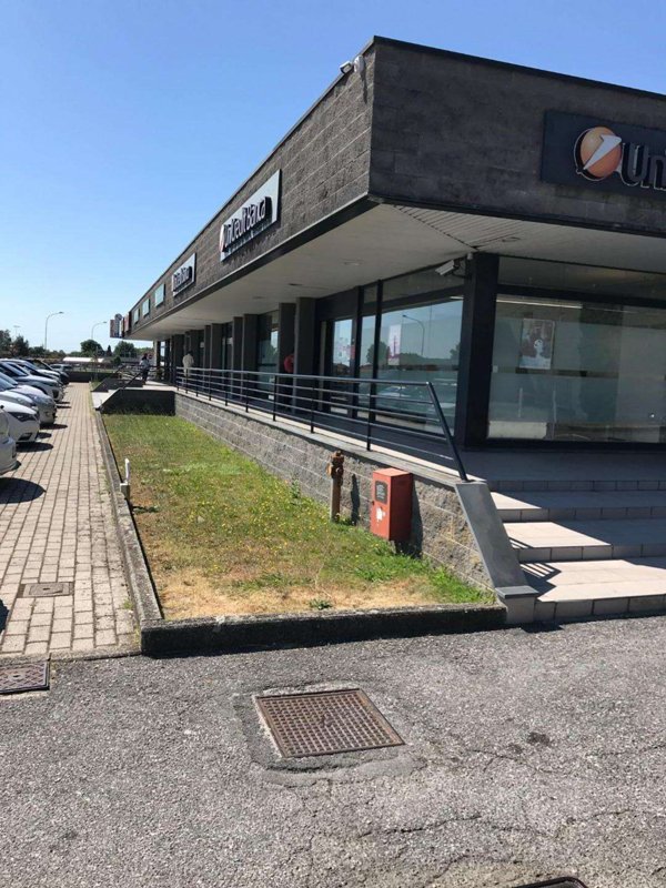 ufficio in vendita a Capannori in zona Lunata