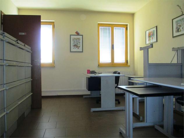 ufficio in vendita a Capannori in zona Marlia