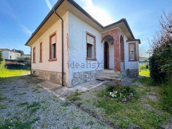 casa indipendente in vendita a Capannori in zona Marlia