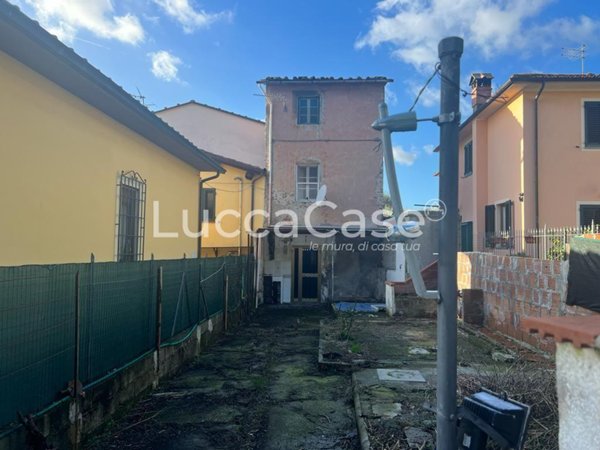 intera palazzina in vendita a Capannori in zona Marlia