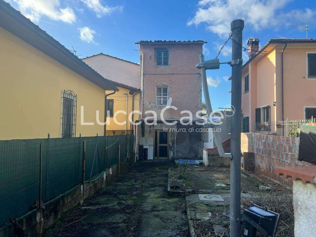 intera palazzina in vendita a Capannori in zona Marlia