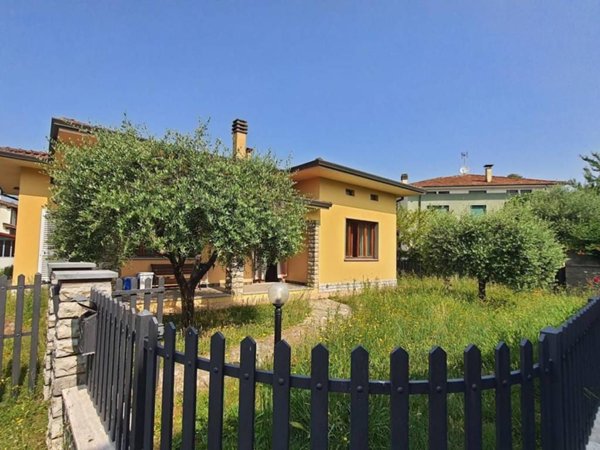casa indipendente in vendita a Capannori in zona Lunata