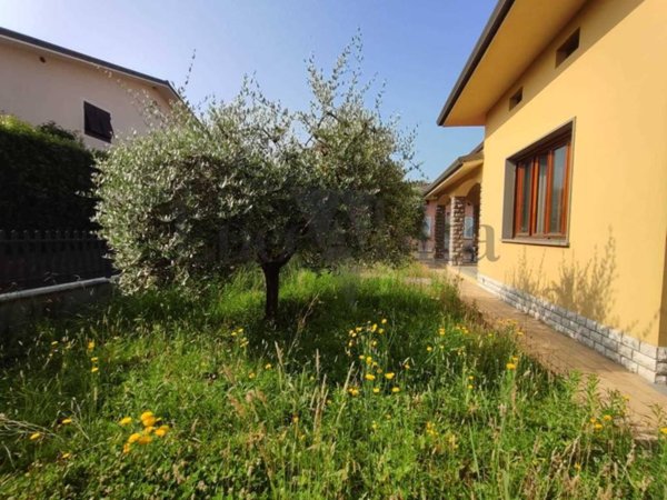 casa indipendente in vendita a Capannori in zona Marlia