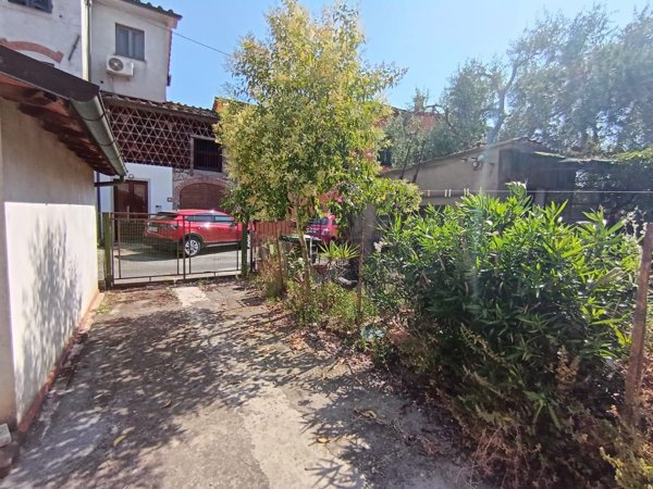 casa indipendente in vendita a Capannori in zona Lunata