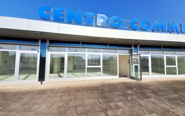 ufficio in vendita a Capannori in zona Lammari
