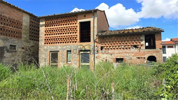 esavano in vendita a Capannori in zona Lunata