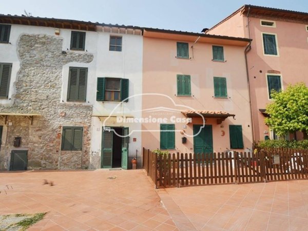 casa indipendente in vendita a Capannori in zona Marlia