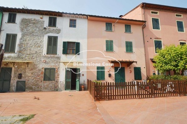 intera palazzina in vendita a Capannori in zona Marlia