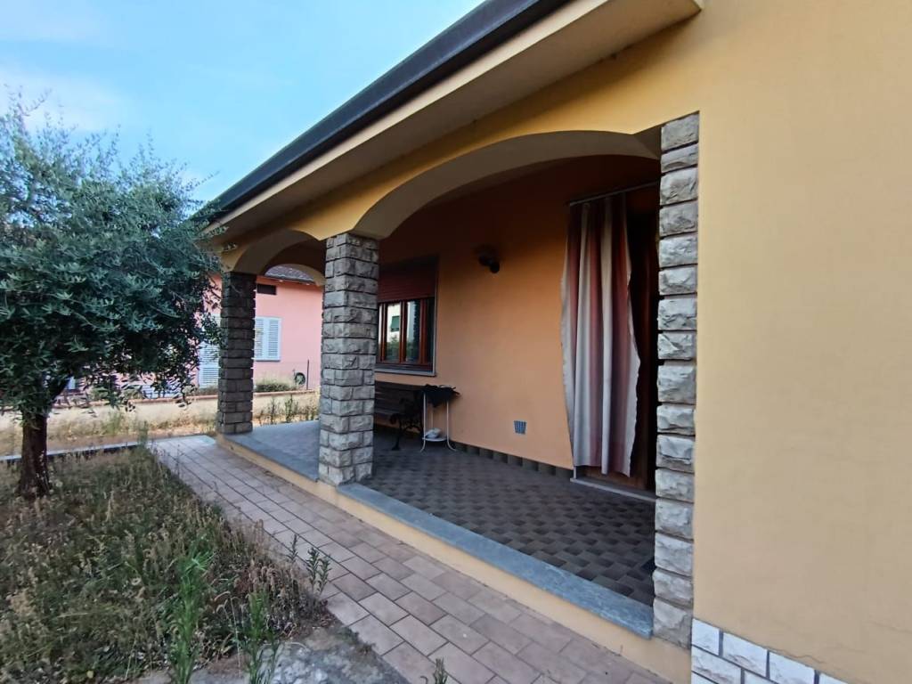 casa indipendente in vendita a Capannori in zona Marlia