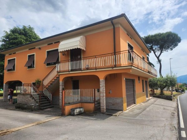 casa indipendente in vendita a Capannori in zona Segromigno in Monte