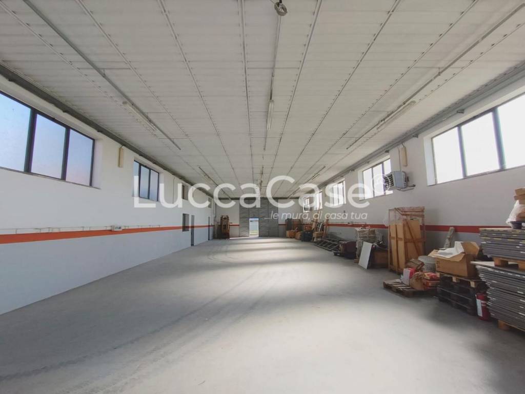 locale commerciale in vendita a Capannori in zona Lunata